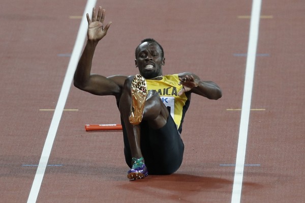 牙買加閃電波爾特(Usain Bolt)在告別戰4X100接力,於跑道上抽筋倒地。(法新社)