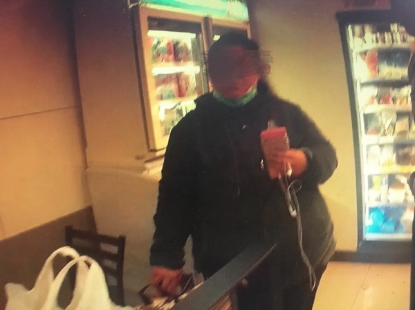 婚宴蟑螂母女檔的王姓女兒遭通緝,今天被逮,案子只是1600元的借貸糾紛,檢察官訊後認為沒有羈押必要,諭令無保請回。(翻攝資料照) 婚宴蟑螂母女檔的王姓女兒遭通緝,今天被逮,案子只是1600元的借貸糾紛,檢察官訊後認為沒有羈押必要,諭令無保請回。(翻攝資料照)