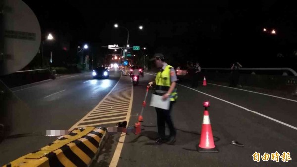 車禍現場地面留下大量血跡。（記者余衡攝）