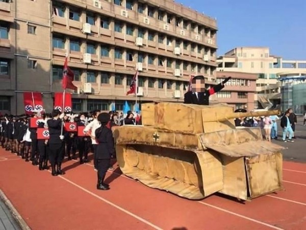 學生登上戰車效法希特勒式揮手。(取自臉書)
