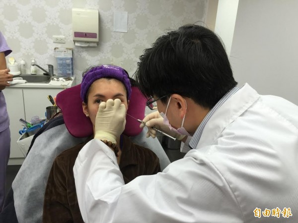 醫師陳宏榮為深受黑眼圈、淚溝、細紋困擾的邱小姐施打玻尿酸（Volbella）。（圖由超美診所提供）