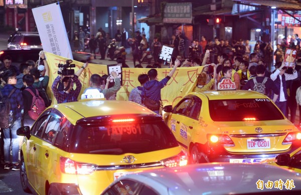 1223反勞基法修惡遊行抗議者晚間癱瘓忠孝西路。(資料照,記者羅沛德攝)