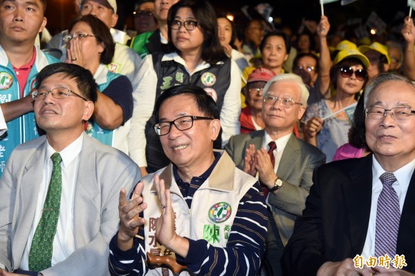 前总统陈水扁应邀参加今晚在高雄市三凤宫举行的「阿扁总统受政治迫害10周年纪念晚会」,中监准扁出席。(资料照,记者张忠义摄)