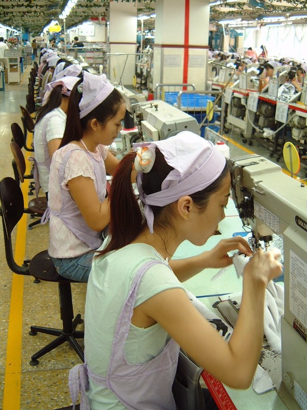 傳因中國開始實施「五險一金」後，寶成經營成本增加而悄悄撤離中國市場。 圖為寶成製鞋生產線。 （圖由寶成提供）
