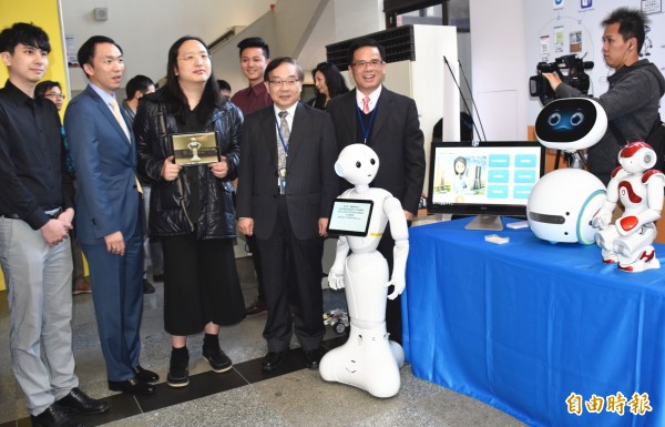 避免被淘汰，PWC：台灣應抓住5大AI商機。圖為政務委員唐鳳（左三）等人仔細聆聽AI機器人展出說明。（資料照）