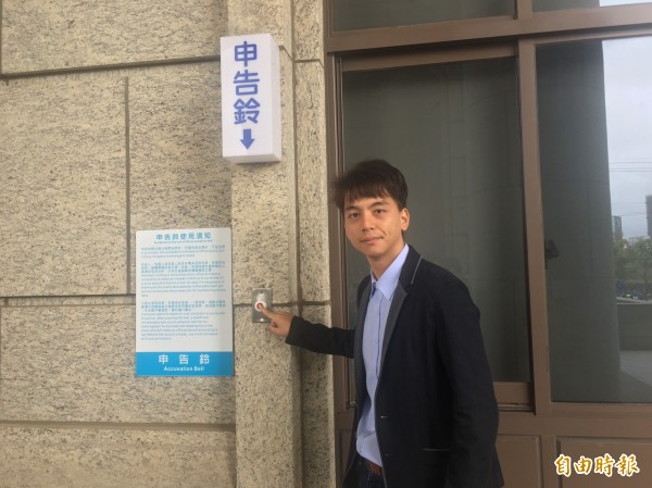 市議員參選人牛煦庭認為綠線捷運IV&V工程開標工程不公，控告市府人員瀆職。（記者謝武雄攝） 