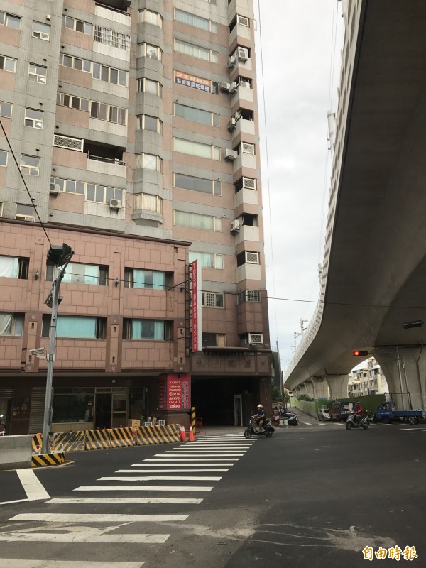 位於向陽路地下道旁的新宿社區大樓，車輛出入口緊鄰十字路口，居民出入十分危險。（記者李忠憲攝）