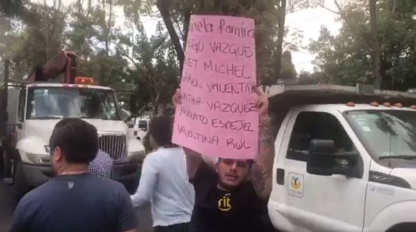 許多父母在現場外高舉自製名牌,寫上孩子的名子尋人,救難人員也將生還學生的姓名名單公布,讓家長得知最新救援進展。(圖擷自twitter) 許多父母在現場外高舉自製名牌,寫上孩子的名子尋人,救難人員也將生還學生的姓名名單公布,讓家長得知最新救援進展。(圖擷自twitter)