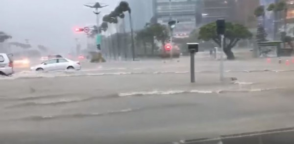 南台灣今（23）日受熱帶性低氣壓影響下起狂風暴雨，有高雄民眾在臉書上貼文指出，夢時代廣場儼然成為「海水浴場」。（圖擷取自爆廢公社）