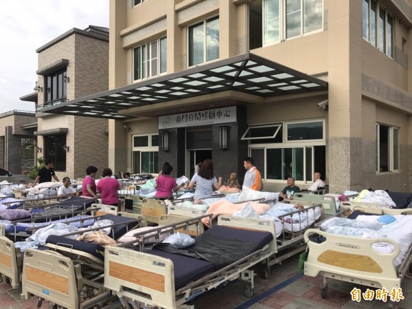 南門護理之家清晨發生大火,陸續搶救院內長者。(記者蔡宗憲攝)
