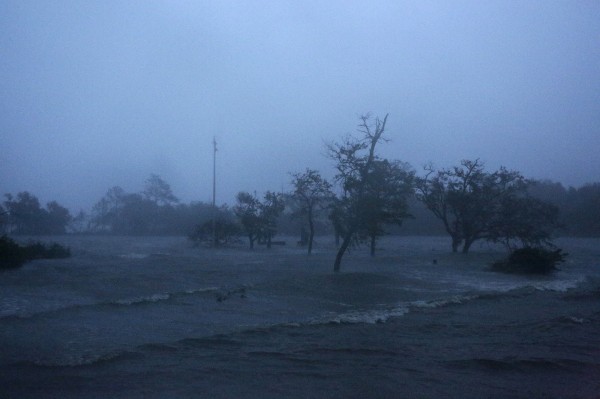 一級颶風「佛羅倫斯」今天在美國北卡羅萊納州海岸登陸。(美聯社)