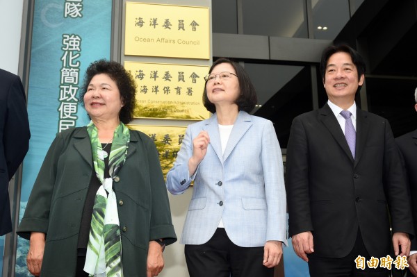 民進黨台北市長選戰,選對會今拍板徵召黨內人選參選,至於「強棒」總統府秘書長陳菊(左)、行政院長賴清德(右)是否在評估範圍內?民進黨選對會召集人陳明文稍早受訪表示「不排除」。(資料照)