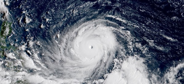 日本氣象衛星「向日葵8號」拍到的影像顯示,「山竹」颱風眼清晰可見。(圖擷取自RAMMB/Himawari-8)