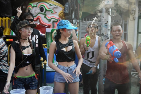 泰國一年一度的潑水節即將開始,但今年潑水節泰國政府要求女性不准穿著暴露,違者將開罰5千泰銖。(法新社)