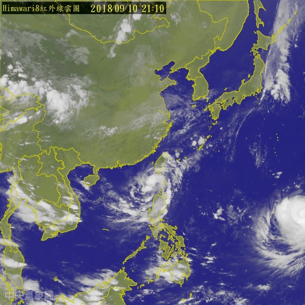 中颱「山竹」颱風位於位於台灣東南方的海面,目前持續增強並往西移動,預估最快15日影響台灣。(圖擷取自中央氣象局)