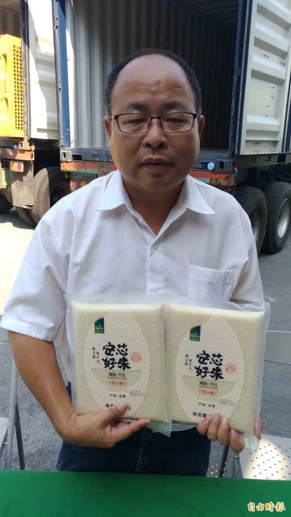 台灣越光米首度外銷中國,總數4萬7000公斤今天在西螺農會埤源碾米廠進行貨櫃裝箱作業。(記者廖淑玲攝)
