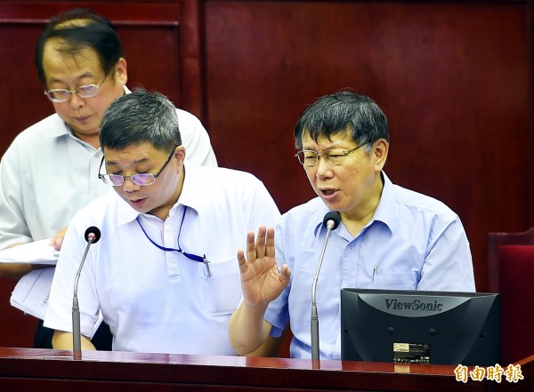 柯文哲出席議會市政總質詢。(記者方賓照攝)