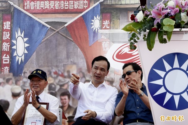 國民黨5日在中正紀念堂民主大道廣場舉辦抗戰70週年紀念活動,當立法院副院長洪秀柱致詞時,黨主席朱立倫與總統馬英九在一旁不斷交換意見。(記者叢昌瑾攝)
