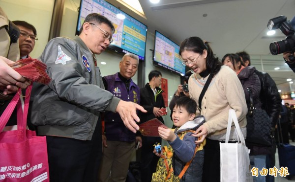 台北市長柯文哲前往台北轉運站分送紅包,預祝旅客新年快樂。(記者劉信德攝)