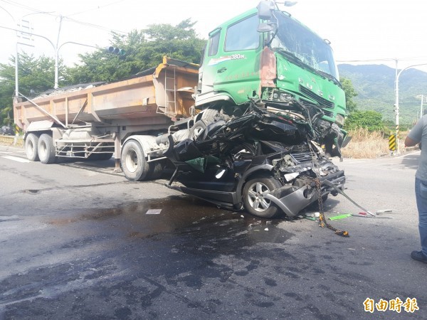 失控砂石車將被撞自小客車捲壓在前輪下。(記者陳賢義攝)