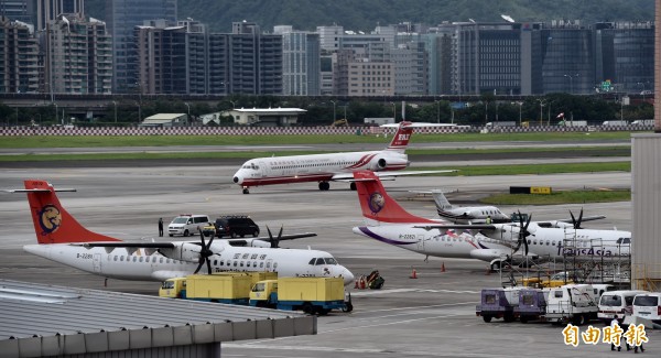 復興航空今召開臨時股東會討論公司解散停飛及下市等案,在場內場外都砲聲隆隆的情況下,通過解散及下市等案,並將依證交所規定的期限於2月2日下市。(資料照,記者簡榮豐攝)