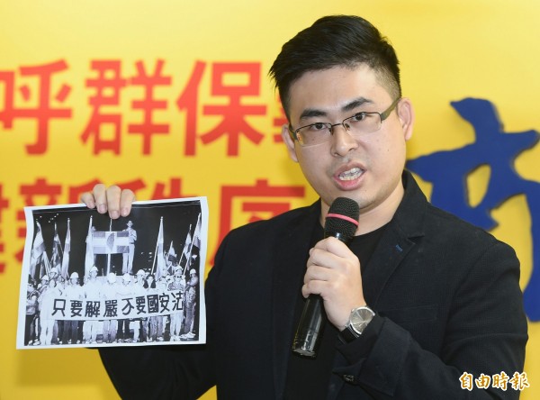 檢方掌握王炳忠(見圖)收受中國資金的關鍵物證,負責替王炳忠整理資金的曾琬淨,先前首次被北檢傳訊時,於當晚10點多被檢方突破心防,簽下自願接受搜索的同意書後,主動帶檢方至她家中,起出藏在衣櫥內的關鍵密帳。(記者廖振輝攝) 檢方掌握王炳忠(見圖)收受中國資金的關鍵物證,負責替王炳忠整理資金的曾琬淨,先前首次被北檢傳訊時,於當晚10點多被檢方突破心防,簽下自願接受搜索的同意書後,主動帶檢方至她家中,起出藏在衣櫥內的關鍵密帳。(記者廖振輝攝)
