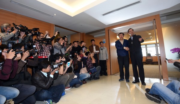 準台北市長柯文哲(左)下午拜會新北市長朱立倫(右),兩人就雙北市政合作進行討論。(記者羅沛德攝)