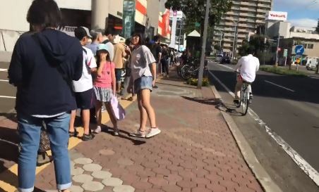 大型超市外排隊人潮看不到盡頭。(圖由臉書粉專「台灣女孩的北海道生活」授權使用) 大型超市外排隊人潮看不到盡頭。(圖由臉書粉專「台灣女孩的北海道生活」授權使用)