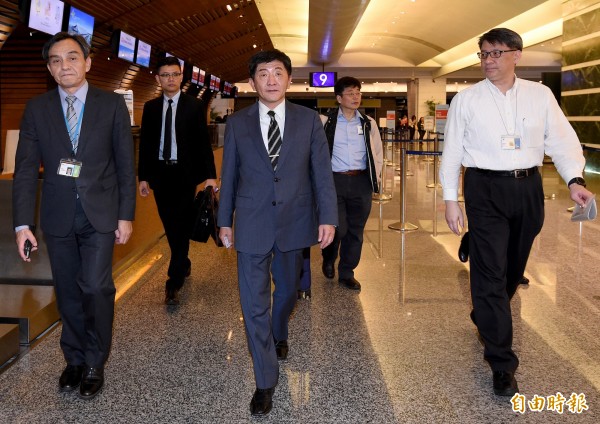 衛福部長陳時中抵達桃園國際機場,率團前往瑞士向WHA提出抗議。(記者朱沛雄攝)