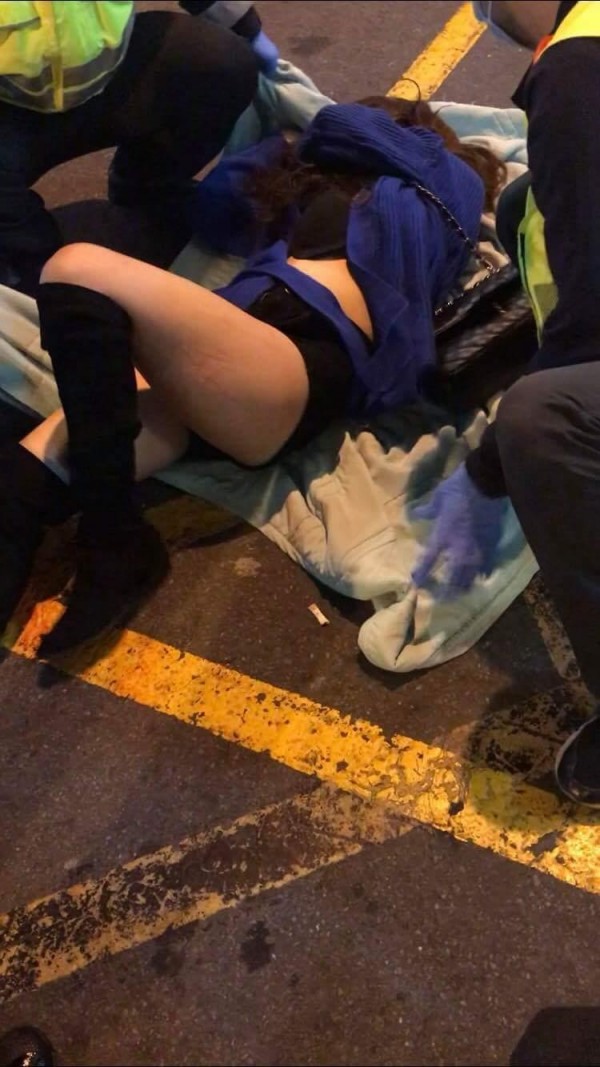 台中市日新大戲院在4日凌晨，發生一名衣衫不整、滿身是血的少女，被一輛休旅車丟包在電影院前地上。（圖擷取自《爆料公社》）