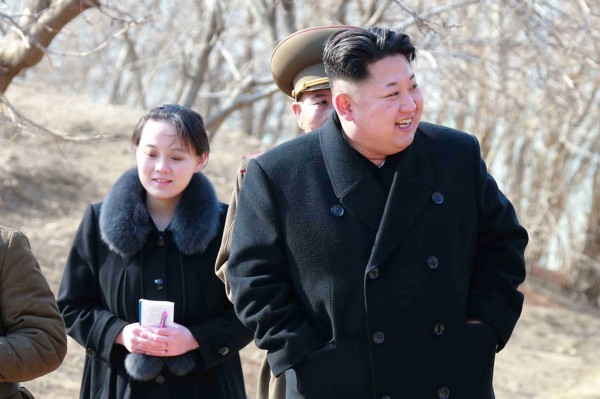 外媒分析,若金正恩遭遇不測,金與正(左)可能成為北韓政權接班人。(法新社)