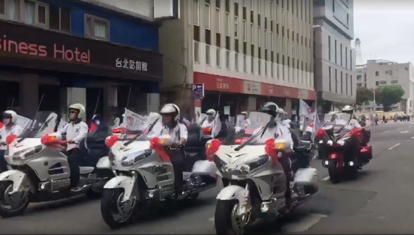 21世紀重型機車協會為了雙十國慶苦練遊行隊形,前一晚才收到通知指其中7輛車子顏色不對,不得上場。(擷取自臉書)