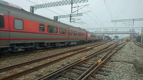 台鐵經搶修後,於8時13分通電並解除封鎖,恢復雙線正常行車,影響10列次174分,約2650人。(圖取自fun臺鐵臉書)