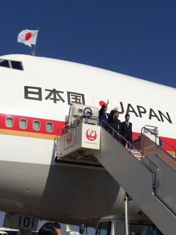 安倍晋三在羽田机场准备前往中国。(图片取自日本国驻华大使馆微博)