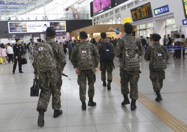 南韓一名軍人因與同性同袍發生性行為，週三（24日）被南韓軍事法院判處6個月徒刑，緩刑1年。南韓軍人示意圖。（美聯社）