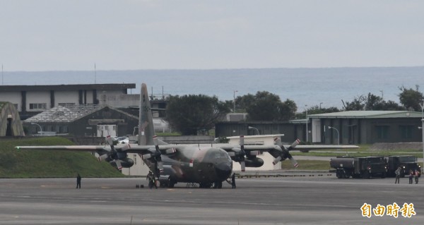 新加坡空軍C-130運輸機降落後,隨即卸載救援物資,並於下午5時30分完成卸載飛返新加坡。(記者游太郎攝)