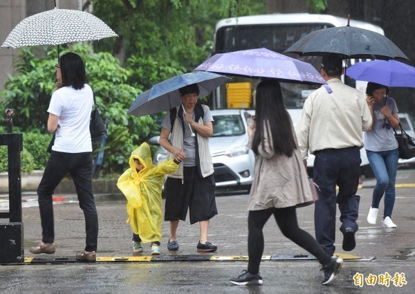 明天天氣情形和今天類似,因受熱帶性低氣壓或颱風及其外圍環流影響,各地有短暫陣雨或雷雨,並有局部大雨或豪雨等級以上發生的機率。(資料照)