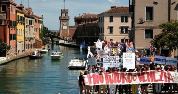 威尼斯居民於反觀光抗議活動中舉起大型海報，抗議觀光導致生活品質降低。（圖截自《愛爾蘭時報》）