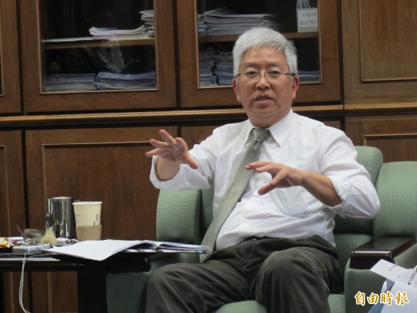 財政部推「房地合一實價課稅」草案,卻不斷讓利給利益團體,也讓政大地政系特聘教授張金鶚質疑,財政部替有錢人護航,公平合理嗎?(資料照,記者謝佳君攝)
