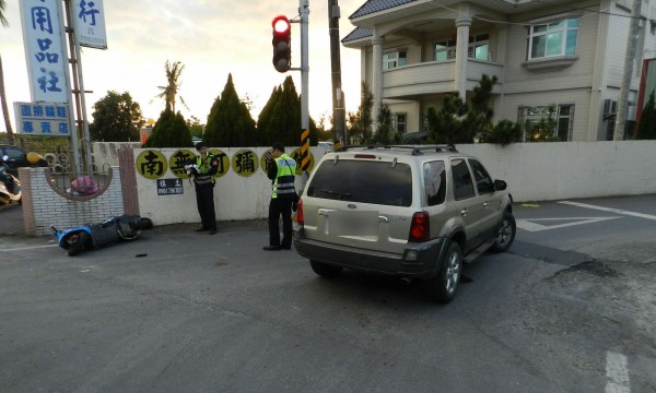 吳姓男子吸食安非他命後開車上路，卻在路口與陳姓機車騎士發生碰撞，導致陳男傷重不治。（記者李立法翻攝）