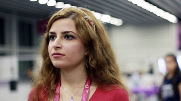伊朗裔19歲西洋棋選手朵莎拒戴頭巾出賽遭伊朗禁賽,轉美籍。(圖擷取自YouTube)