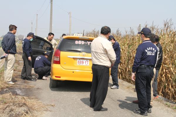 警方鑑識人員在遭劫計程車車上採證。(記者蔡宗勳攝) 警方鑑識人員在遭劫計程車車上採證。(記者蔡宗勳攝)
