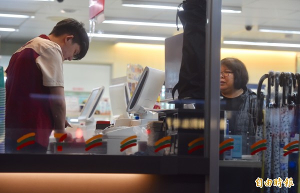 超商店員工作「包山包海」。圖中人物與本新聞無關。(資料照,記者簡榮豐攝)