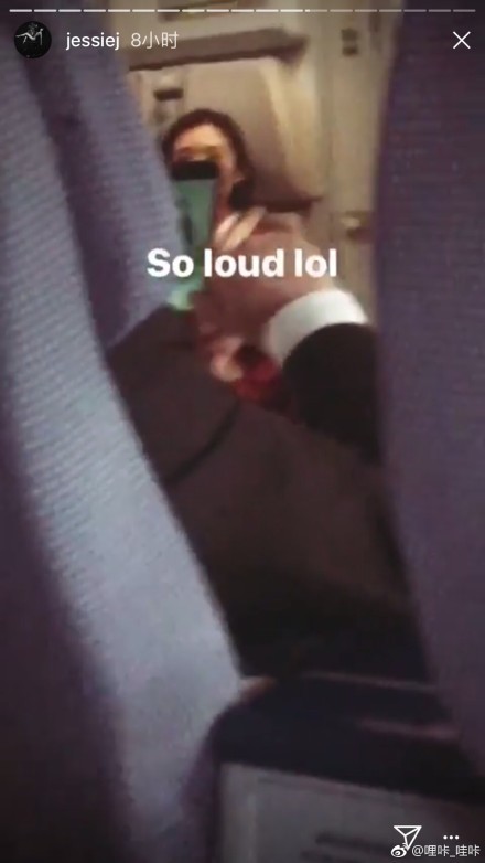 英國女歌手Jessie J投訴2名中國大叔在飛機上大聲播放影片，「so loud lol（好吵）」。（圖取自微博）