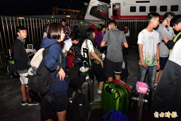台鐵普悠瑪號列車今天傍晚在宜蘭縣冬山站與蘇澳新站間出軌翻覆,部分乘客脫困餘悸猶存。(記者張議晨攝)