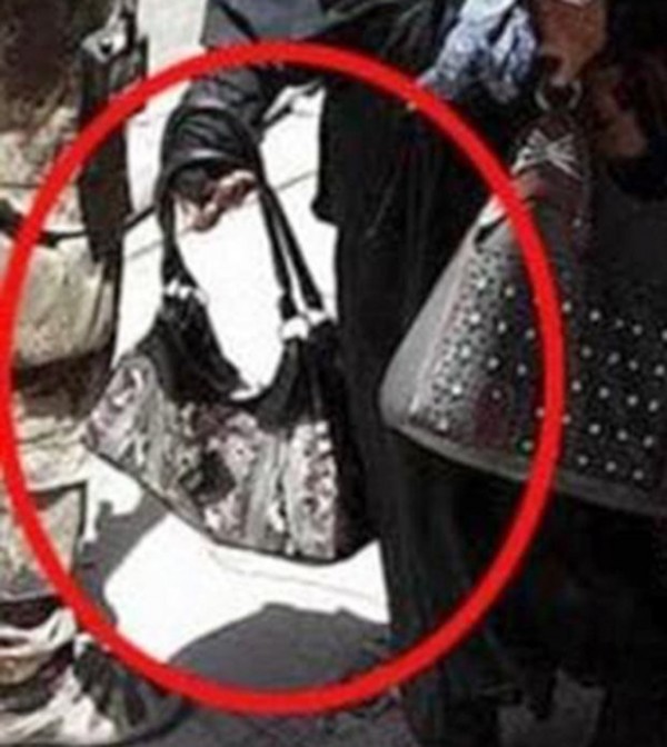 女炸彈客右手其實拿著引爆裝置。（圖擷自http://metro.co.uk）