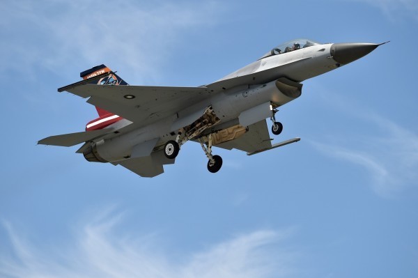 疑似有飛官夾帶麻糬上F-16戰機。(資料照,記者張忠義攝)