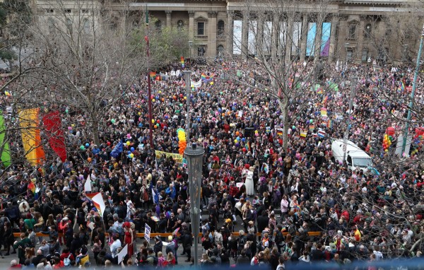 澳洲墨爾本26日有2萬多人上街頭力挺同志婚姻合法化。（歐新社）