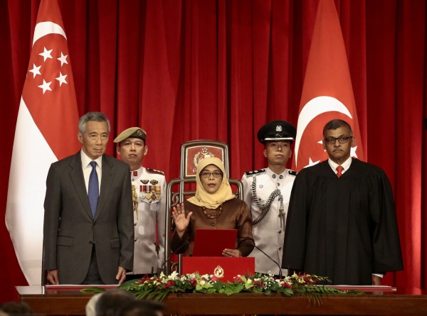 新加坡首位女總統哈莉瑪(Halimah Yacob)今(14)日晚間宣誓就職,正式出任新加坡第8任總統。(法新社)