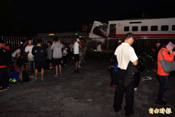 台鐵普悠瑪號列車今天傍晚在宜蘭縣冬山站與蘇澳新站間出軌翻覆,部分乘客脫困餘悸猶存。(記者張議晨攝)